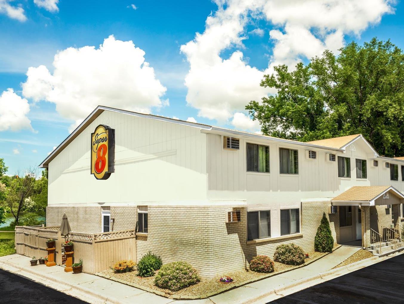 Hotel Super 8 By Wyndham Chaska Exteriér fotografie